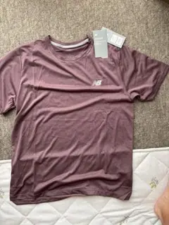 新品　定価5.500円　New Balance MT ワインレッド Tシャツ
