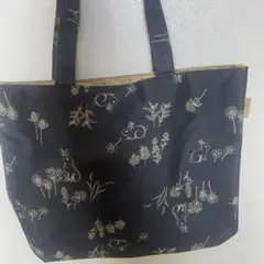 ウサギと植物プリントのトートバッグ