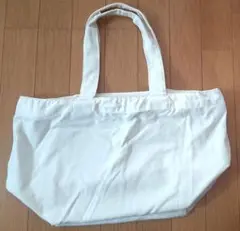 ★ホワイトキャンバス★トートバッグ★たっぷり収納★大容量★