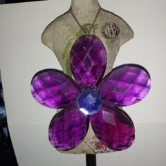 紫色の花型装飾品