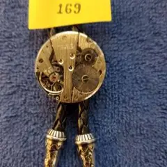 時計デザインのループタイ　本体直径約3センチ　金属製 銀色（管理169）