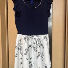 ネイビーとホワイトの花柄ワンピース INGNI Mサイズになります。