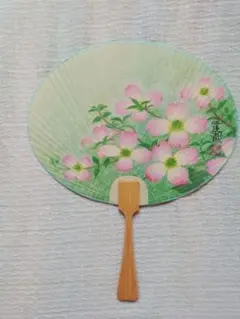 団扇　うちわ　paper fan　五代目野田岩　石踊達哉画　　ピンクの花模様