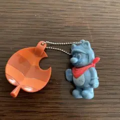 タヌキマリオと葉っぱ型キーホルダー