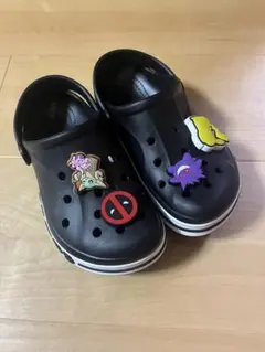 クロックス キャラクター付き黒サンダル
