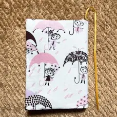 文庫本サイズ　アレキサンダーヘンリー　雨と傘とおチビちゃん柄　ブックカバー