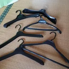 黒いプラスチック製ハンガー６本セット