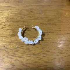 ホワイトビーズフラワーイヤーカフ
