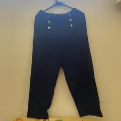 ボタン付きハイウエスト黒パンツ