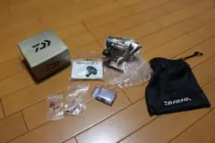 ダイワ 13トライソ 2500LB+ リールスタンド ウッドハンドルノブ付き