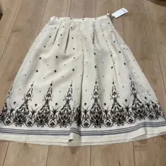 新品　タグ付き　アイボリー刺繍フレアスカート ウエスト62-66cm