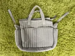 グレーのマザーズバッグ