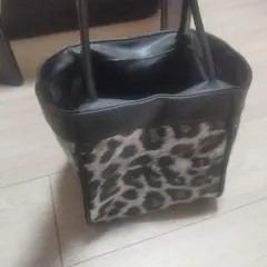 ヒョウ柄のバッグ