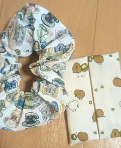 シュシュとポケットティッシュ入れ