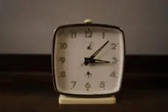 国産の古いレトロな目覚まし時計SEIKO 置き時計 ゼンマイ式 CORONA 緑