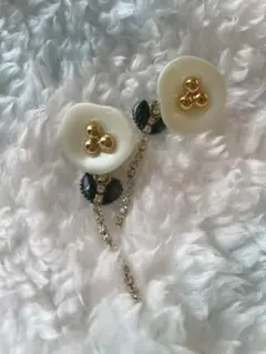 フラワー ピアス