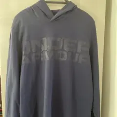 UNDER ARMOUR フード付き長袖Tシャツ ネイビー　黒地のロゴ