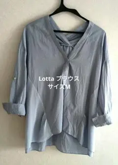 薄いブルーのVネックアシンメトリーシャツ