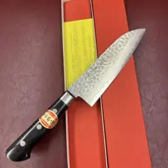 ★送料無料★堺菊守V10鎚目ダマスカス鋼三徳包丁ツバ付黒柄さびにくい