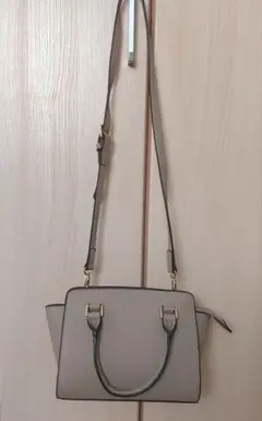 ベージュ ショルダーバッグ