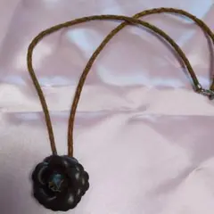 バラ形革製ダークブラウンネックレス
