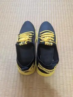黒と黄色のスニーカー