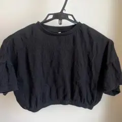 黒のクロップドトップス