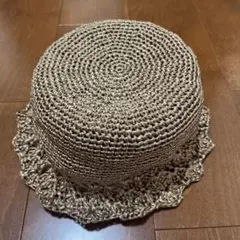 ブロンズのフリル付き編み帽子（ハンドメイド）