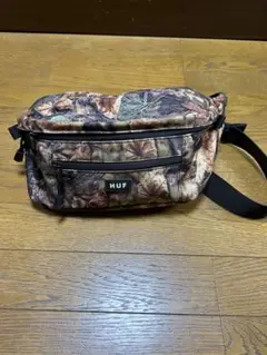 美品　HUF ボディバッグ　ハフ　ボタニカル柄