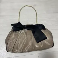 リボン付きベージュクラッチバッグ　パーティーバッグ