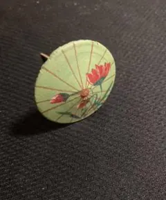 緑色の木製知育玩具 傘デザイン