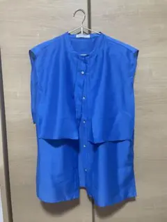 青のノースリーブボタンアップシャツ