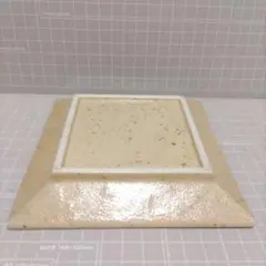 クリーム色の陶器製四角皿