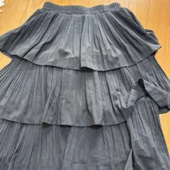 黒のプリーツロングスカート