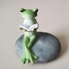 本を読むコポー 置物 カエル