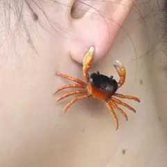 カニ型ピアス オレンジと黒