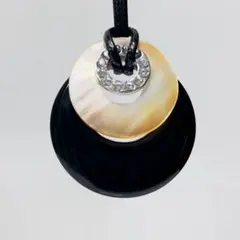 オニキスと白蝶貝 ペンダントのネックレス