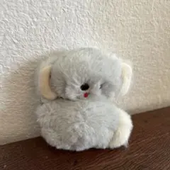 カプセルトイ　にこやまポッケ　コアラの形のグレーぬいぐるみ クリップ付き