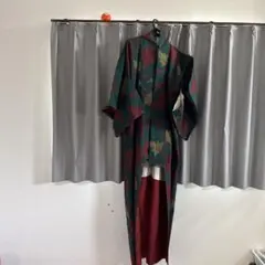 小紋着物 緑色と赤色の葉模様
