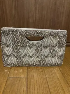 ビーズ装飾シルバークラッチバッグ　グレージュ