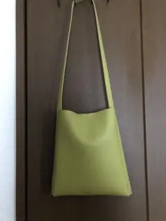 グリーンのワンショルダー