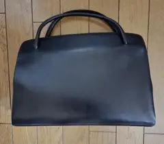 黒いレザーハンドバッグ