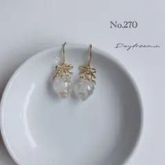 1点限り✳︎ゴールドリボンといちごチャームピアス　クリア