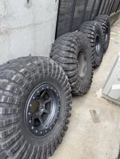 RC4WD 6LUG1.9クロームホイール、axial純正トレパドールタイヤ RC4WD 6LUG1.9クロームホイール、axial純正トレパドールタイヤ