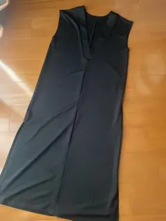 黒のVネックノースリーブロングワンピース