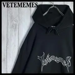 5779【美品・人気デザイン】ヴェトミームス‪☆メタルロゴ入りパーカー パロディ