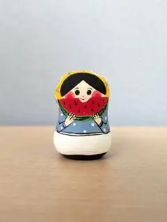 スイカを持つ女の子のオブジェ