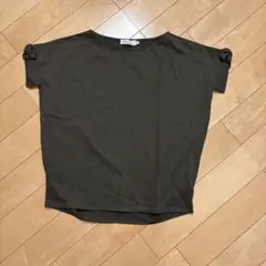 リボン付きオリーブ色Tシャツ