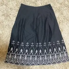 フレアスカート 黒 白色刺繍