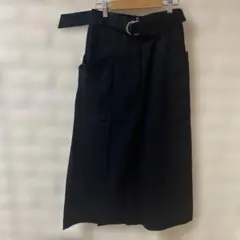 黒いベルト付きタイトスカート